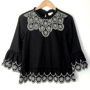 GAP Embroidered Eyelets Top Size S Scalloped Edge Bell Sleeve Black White Cotton